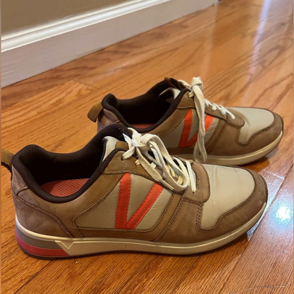 Vionic 8.5 Tan & beige sneakers, used, Smoke free home! Arch support